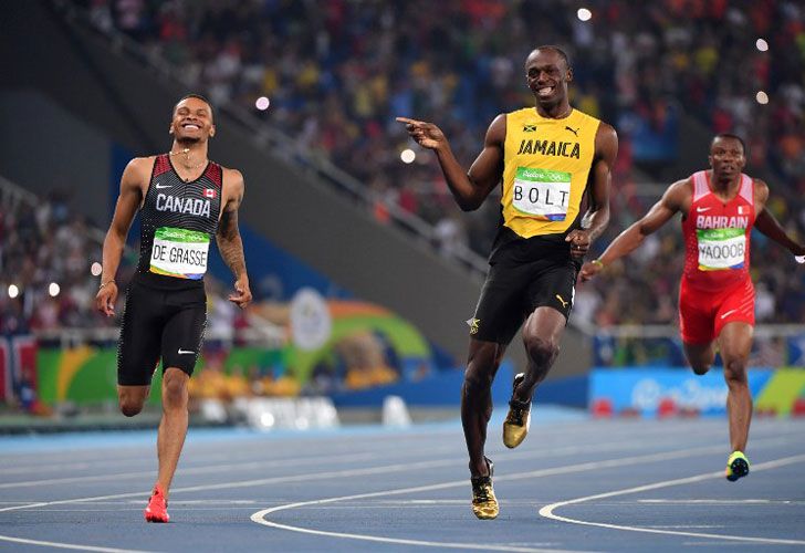 Usain Bolt (C) de Jamaica juega con el canadiense Andre De Grasse (L) después de cruzar la meta en la semifinal masculina de 200 metros durante el evento de atletismo en los Juegos Olímpicos Rio 2016 en el Estadio Olímpico de Río de Janeiro el 17 de agosto de 2016.