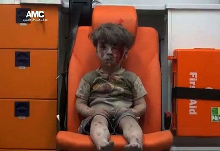 Una toma de imágenes tomadas de un video cargado por el grupo activista de la oposición siria Aleppo Media Center (AMC) el 17 de agosto de 2016 se dice que muestra a Omran, un chico sirio de cuatro años cubierto de polvo y sangre, Rescatados de los escombros de un edificio golpeado por un ataque aéreo en el barrio de Qaterji, controlado por los rebeldes, en la ciudad de Alepo, en el norte de Siria.