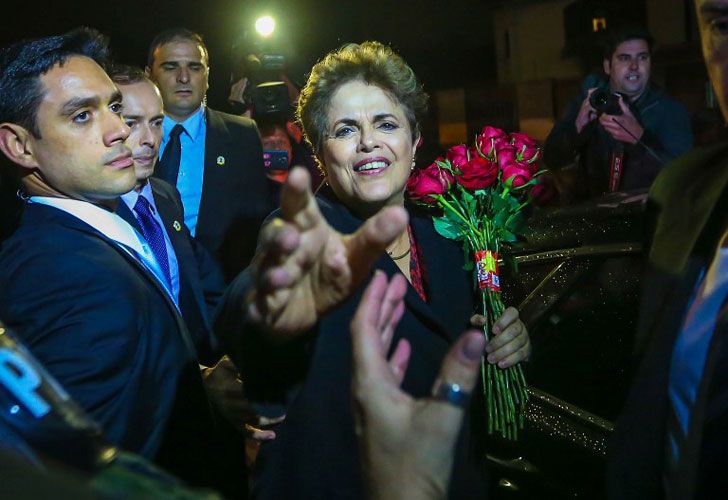 La ex presidenta brasileña Dilma Rousseff saluda a los simpatizantes a su llegada a la base de la Fuerza Aérea de Canoas el 6 de septiembre de 2016 después de dejar el Palacio de Alvorada en Brasilia en su camino a Porto Alegre, estado de Rio Grande do Sul.