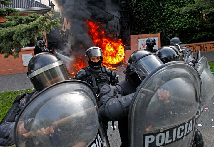 Río Gallegos, Santa Cruz: Protestas de gremios estatales con disturbios.