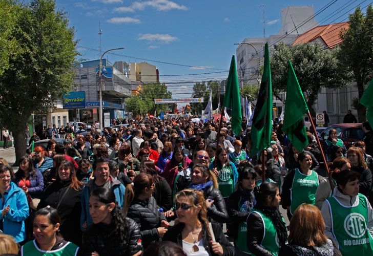 Río Gallegos, Santa Cruz: Protestas de gremios estatales con disturbios.