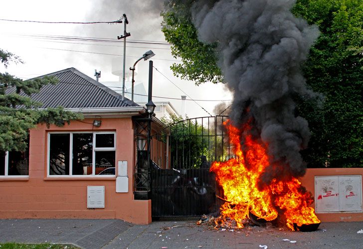 Río Gallegos, Santa Cruz: Protestas de gremios estatales con disturbios.