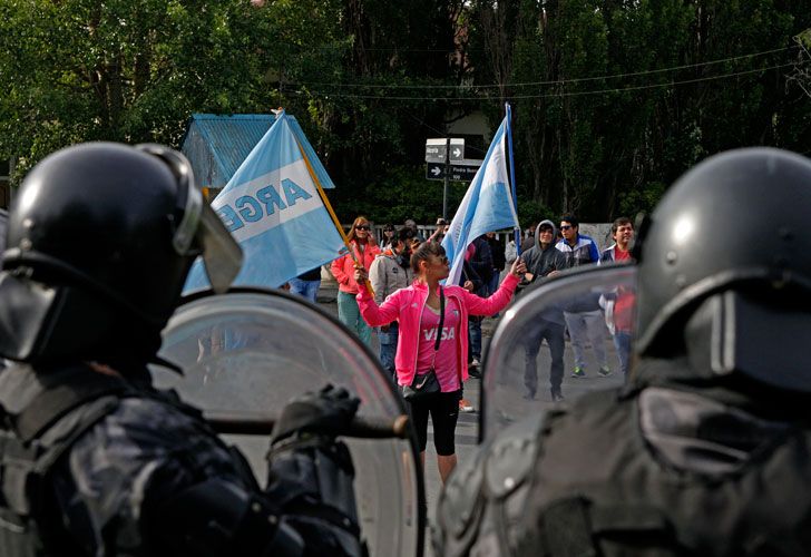 Río Gallegos, Santa Cruz: Protestas de gremios estatales con disturbios.