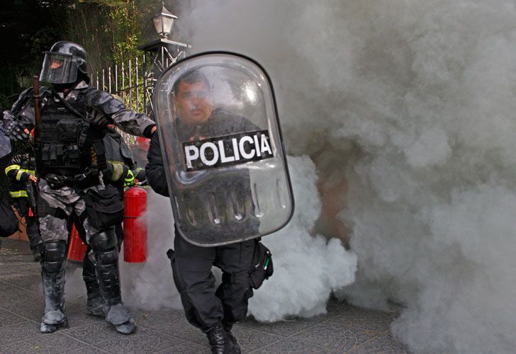 Río Gallegos, Santa Cruz: Protestas de gremios estatales con disturbios.