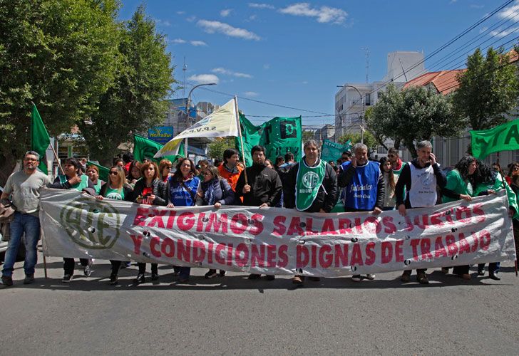 Río Gallegos, Santa Cruz: Protestas de gremios estatales con disturbios.