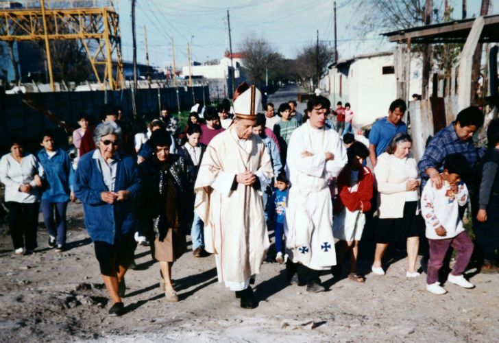 POSTALES VILLERAS. Muchas imágenes previas al pontificado reflejan el compromiso de Bergoglio con los más humildes, especialmente en las villas de la zona sur de la ciudad, a las que siguió yendo cuando ya era arzobispo de Buenos Aires. Una bendición para el trabajo de los cartoneros, un festejo popular y una recorrida con un joven padre Pepe.