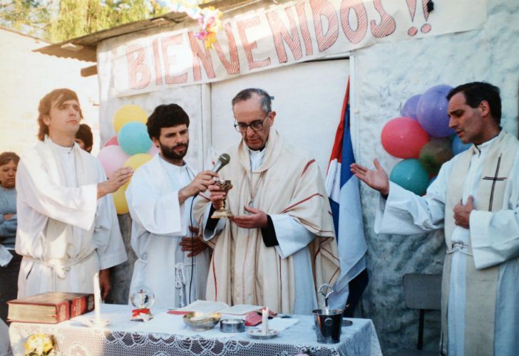 COMPROMISO. Los modestos altares en los que solía oficiar misa en las villas de Buenos Aires, como parte de su impulso a la religiosidad popular.