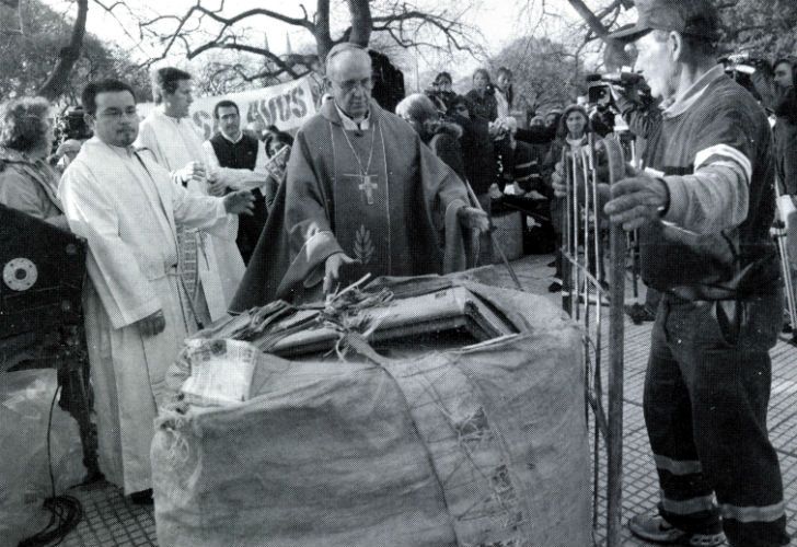 POSTALES VILLERAS. Muchas imágenes previas al pontificado reflejan el compromiso de Bergoglio con los más humildes, especialmente en las villas de la zona sur de la ciudad, a las que siguió yendo cuando ya era arzobispo de Buenos Aires. Una bendición para el trabajo de los cartoneros, un festejo popular y una recorrida con un joven padre Pepe.