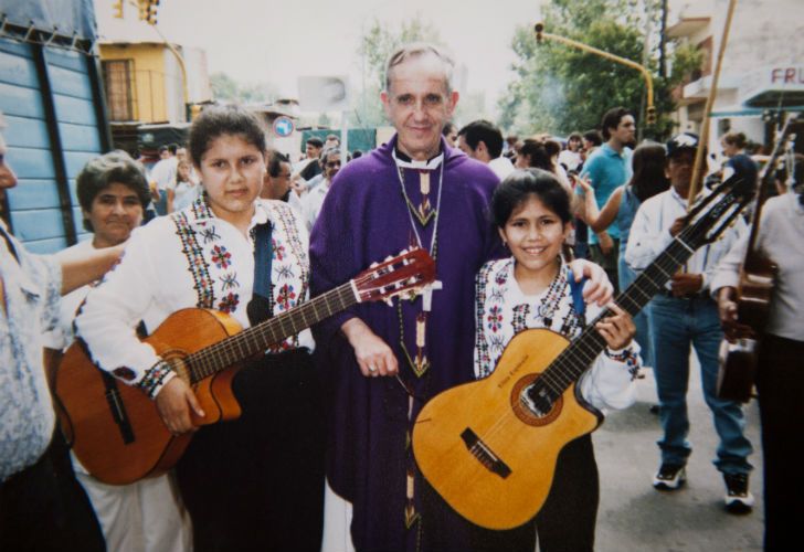 POSTALES VILLERAS. Muchas imágenes previas al pontificado reflejan el compromiso de Bergoglio con los más humildes, especialmente en las villas de la zona sur de la ciudad, a las que siguió yendo cuando ya era arzobispo de Buenos Aires. Una bendición para el trabajo de los cartoneros, un festejo popular y una recorrida con un joven padre Pepe.