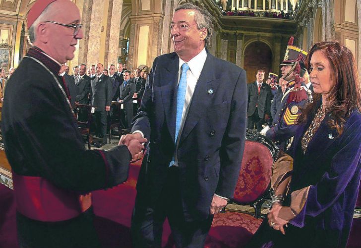 Francisco junto al matrimonio Kirchner, cuando aún era arzobispo y antes de que Cristina descubriera sus virtudes.