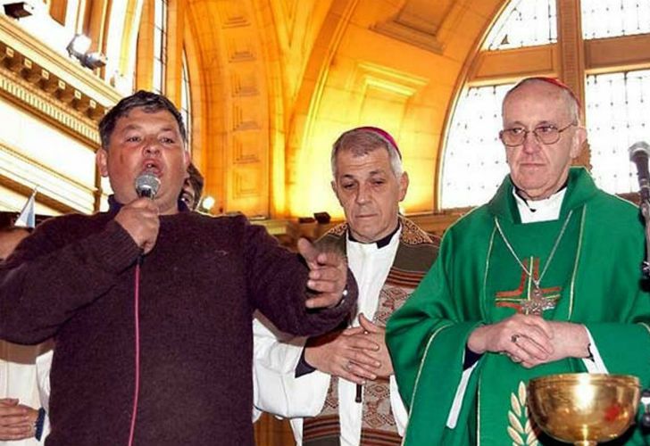 COMPROMISO. Los modestos altares en los que solía oficiar misa en las villas de Buenos Aires, como parte de su impulso a la religiosidad popular.