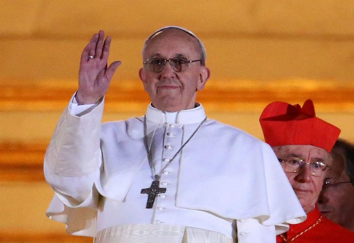 ESA NOCHE. En la plaza de San Pedro apareció la fumata blanca y los ojos del mundo se centraron en el icónico balcón, donde se anunciaría al sucesor de Benedicto XVI en el trono de Pedro. Cuando el cardenal francés Tauran anunció en latín que el nuevo pontífice sería Georgium Marium Bergoglio, el júbilo estalló en Argentina y América Latina. Ustedes saben que el deber del Cónclave es dar un obispo a Roma. Parece que mis hermanos cardenales han ido a buscarlo casi al fin del mundo, dijo esa noche del 13 de marzo de 2013. Al día siguiente, miles de argentinos madrugaron para asistir a su primera misa como papa.