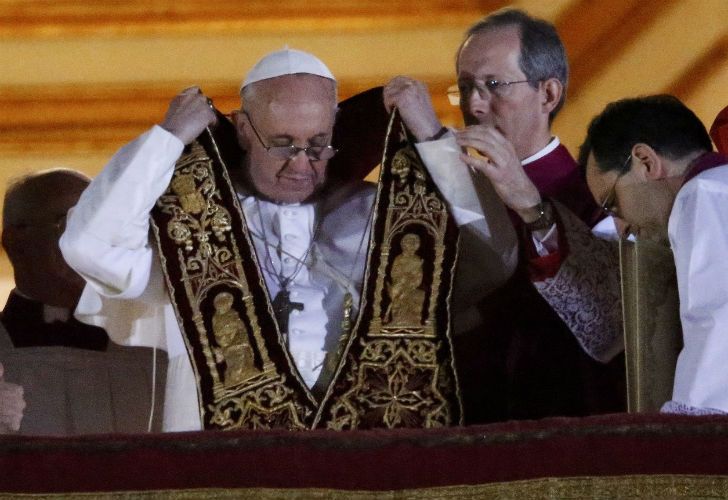 ESA NOCHE. En la plaza de San Pedro apareció la fumata blanca y los ojos del mundo se centraron en el icónico balcón, donde se anunciaría al sucesor de Benedicto XVI en el trono de Pedro. Cuando el cardenal francés Tauran anunció en latín que el nuevo pontífice sería Georgium Marium Bergoglio, el júbilo estalló en Argentina y América Latina. Ustedes saben que el deber del Cónclave es dar un obispo a Roma. Parece que mis hermanos cardenales han ido a buscarlo casi al fin del mundo, dijo esa noche del 13 de marzo de 2013. Al día siguiente, miles de argentinos madrugaron para asistir a su primera misa como papa.