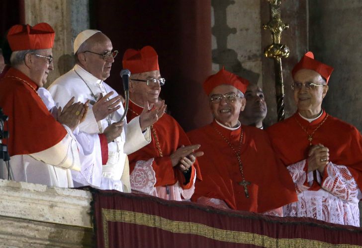 ESA NOCHE. En la plaza de San Pedro apareció la fumata blanca y los ojos del mundo se centraron en el icónico balcón, donde se anunciaría al sucesor de Benedicto XVI en el trono de Pedro. Cuando el cardenal francés Tauran anunció en latín que el nuevo pontífice sería Georgium Marium Bergoglio, el júbilo estalló en Argentina y América Latina. Ustedes saben que el deber del Cónclave es dar un obispo a Roma. Parece que mis hermanos cardenales han ido a buscarlo casi al fin del mundo, dijo esa noche del 13 de marzo de 2013. Al día siguiente, miles de argentinos madrugaron para asistir a su primera misa como papa.