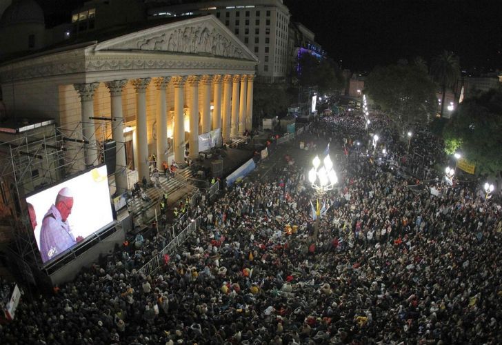 ESA NOCHE. En la plaza de San Pedro apareció la fumata blanca y los ojos del mundo se centraron en el icónico balcón, donde se anunciaría al sucesor de Benedicto XVI en el trono de Pedro. Cuando el cardenal francés Tauran anunció en latín que el nuevo pontífice sería Georgium Marium Bergoglio, el júbilo estalló en Argentina y América Latina. Ustedes saben que el deber del Cónclave es dar un obispo a Roma. Parece que mis hermanos cardenales han ido a buscarlo casi al fin del mundo, dijo esa noche del 13 de marzo de 2013. Al día siguiente, miles de argentinos madrugaron para asistir a su primera misa como papa.