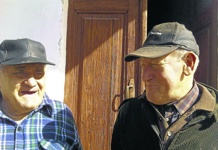 Sus cugni o primos italianos. Anna, Armando y Elmo. Los tres viven aún viven en el pueblito de Portacomaro Station, en la provincia de Asti, región de Piamonte, de donde partió el abuelo paterno del Papa, Giovanni, junto a su mujer Rosa y su hijo Mario -el padre del Pontífice- rumbo a Génova y, de allí a Buenos Aires en 1929.