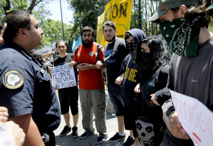 Manifestantes reclamaron en las puertas del Zoo porteño por la liberación de los animales.