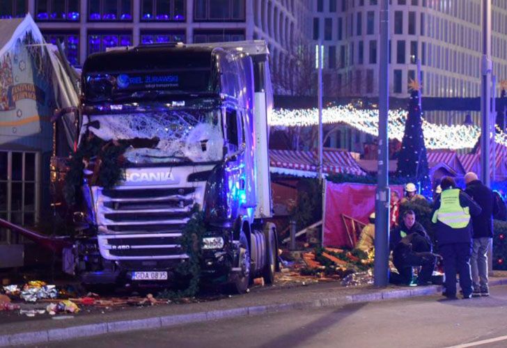 Camión embiste contra el público en una feria navideña en Berlín