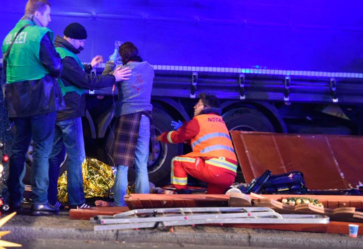 Camión embiste contra el público en una feria navideña en Berlín