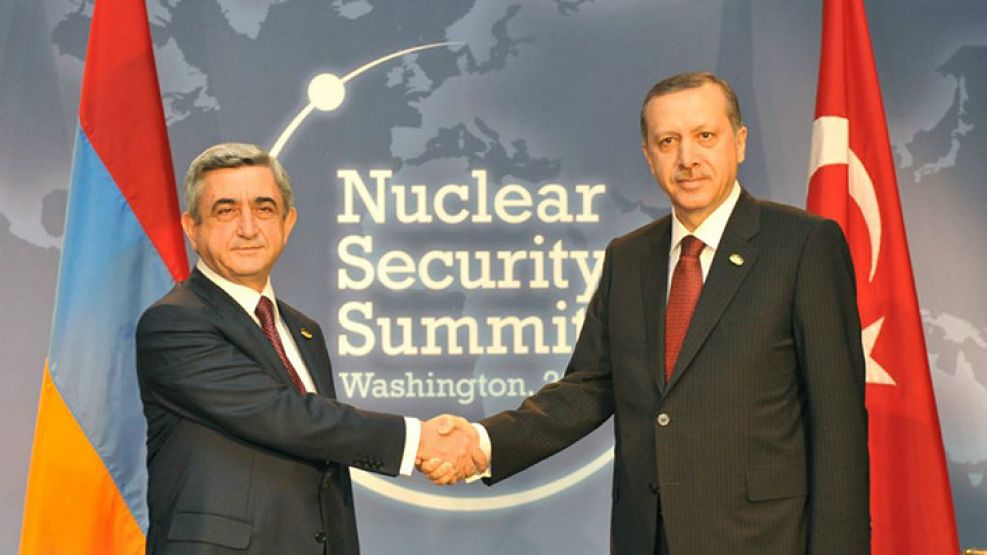 El presidente armenio Serzh Sarkisian saluda a su par turco Recep Tayyip Erdogan.