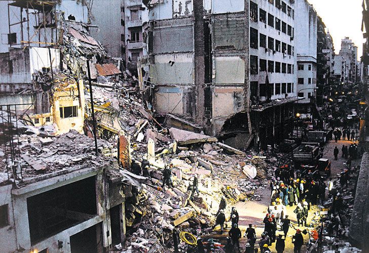 Atentado a la AMIA: ocurrió el 18 de julio de 1994. Saldo de 85 muertos y 300 heridos.