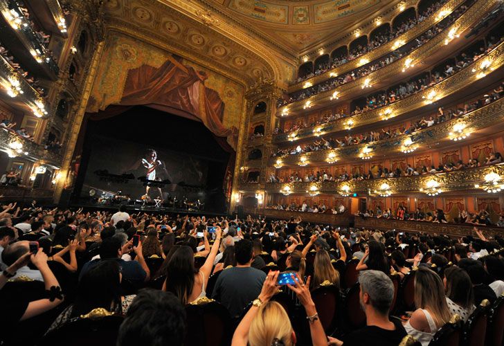 Babasónicos se presentó en el Teatro Coló tras una disputa con el director artístico del lugar, Darío Lopérfido. 