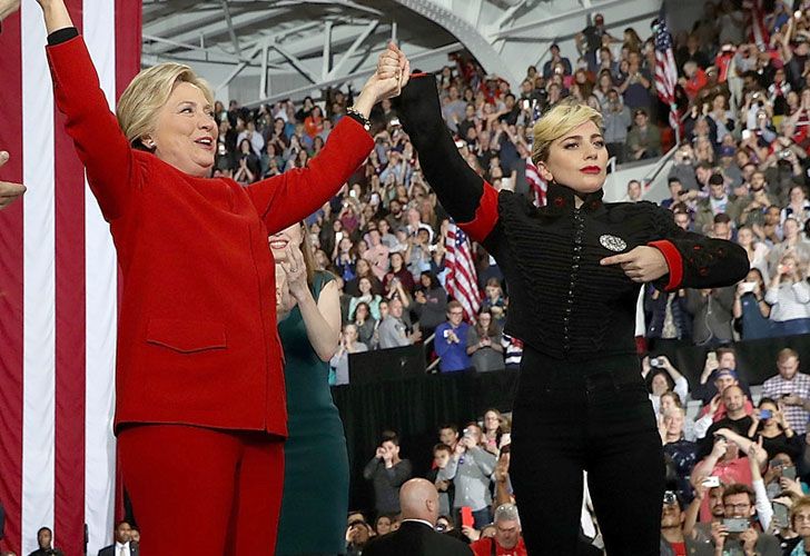 Lady Gaga junto a la candidata presidencial Hillary Clinton.