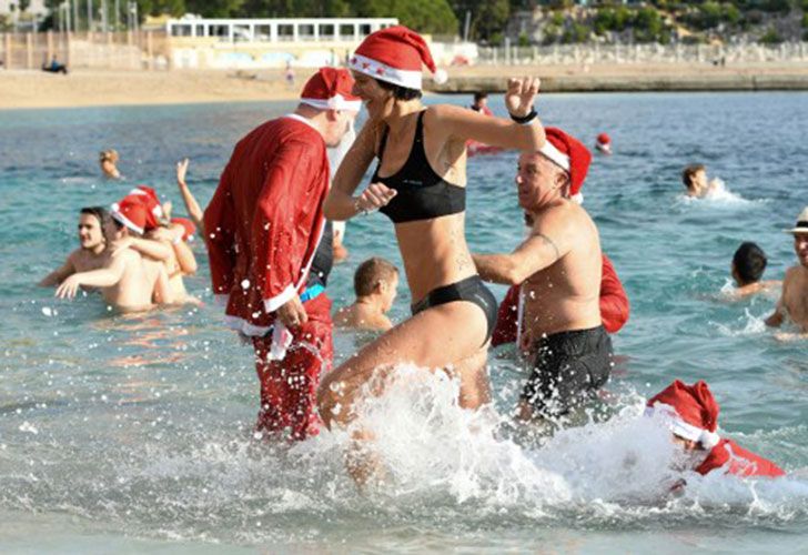 La gente toma parte en la Navidad tradicional nadar en Mónaco el 24 de diciembre de 2016.