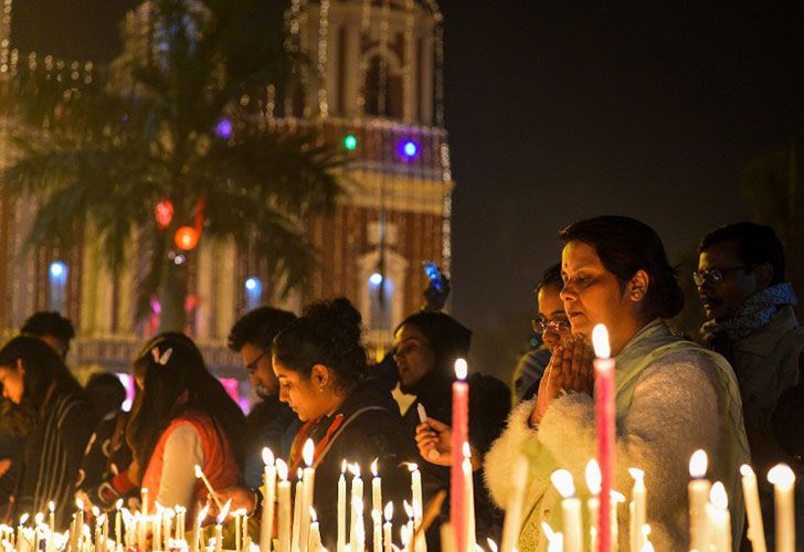 La gente de la India encender velas durante un servicio de Nochebuena en la Catedral del Sagrado Corazón en Nueva Delhi el 24 de diciembre de 2016. Aunque los cristianos indios representan sólo un dos por ciento de la población del país más de mil millones, la Navidad se ha convertido en un festival popular en el calendario indio.