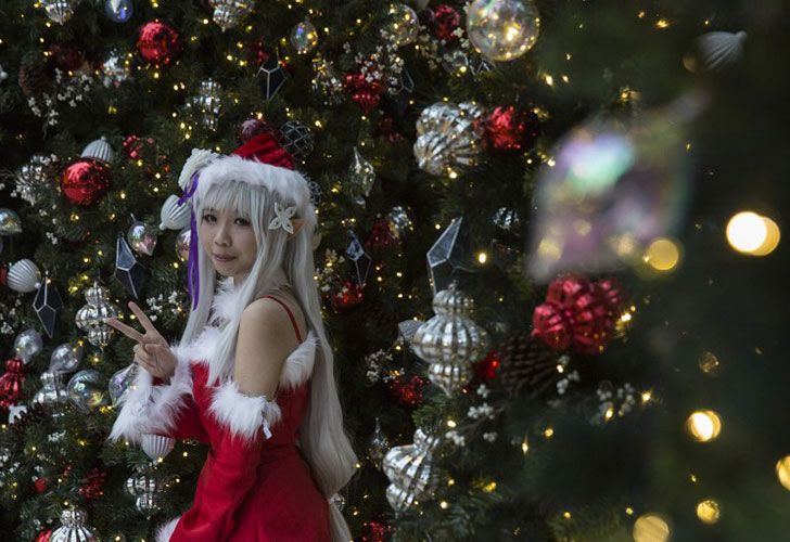 Una mujer vestida como un duende de Navidad participa en una sesión de moda en el distrito central de Hong Kong el 23 de diciembre de 2016.