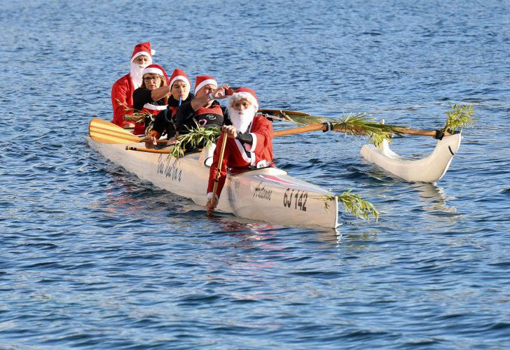 La gente en canoa durante la tradicional Navidad nadar en Mónaco el 24 de diciembre de 2016.