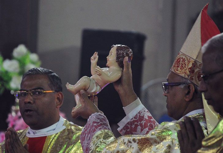 Los clérigos celebran la Misa de Navidad en la Catedral de San José en Allahabad el 24 de diciembre de 2016.