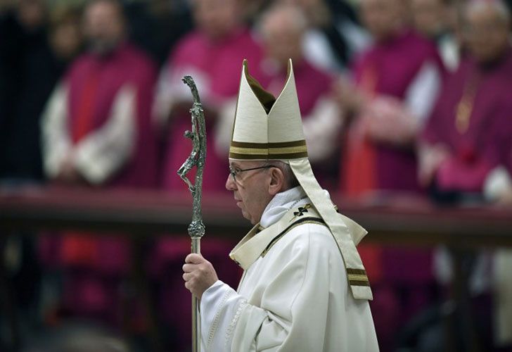 El papa Francisco llega para celebrar una misa en la víspera de Navidad que marca el nacimiento de Jesucristo el 24 de diciembre de 2016 en la basílica de San Pedro en el Vaticano.