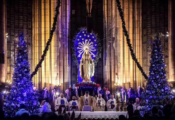 Los sacerdotes católicos romanos rezan durante el servicio en la iglesia de San Antonio de Padua en Estambul la víspera de Navidad, el 24 de diciembre de 2016.