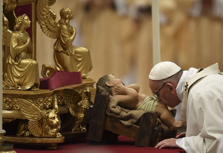 El papa Francisco besa una estatuilla del bebé Jesús mientras que celebra una misa el víspera de Navidad que marca el nacimiento de Jesucristo el 24 de diciembre de 2016 en la basílica de San Pedro en el Vaticano