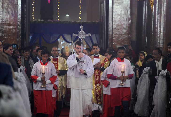 Los cristianos indios celebran la misa de Navidad en la Catedral de San José en Allahabad el 24 de diciembre de 2016.