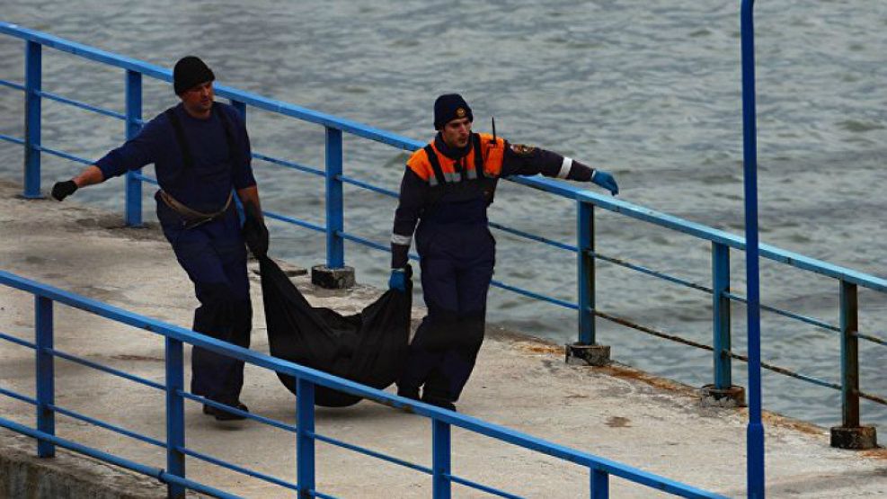 Rescate de cuerpos en el Mar Negro, tras la caída del avión ruso