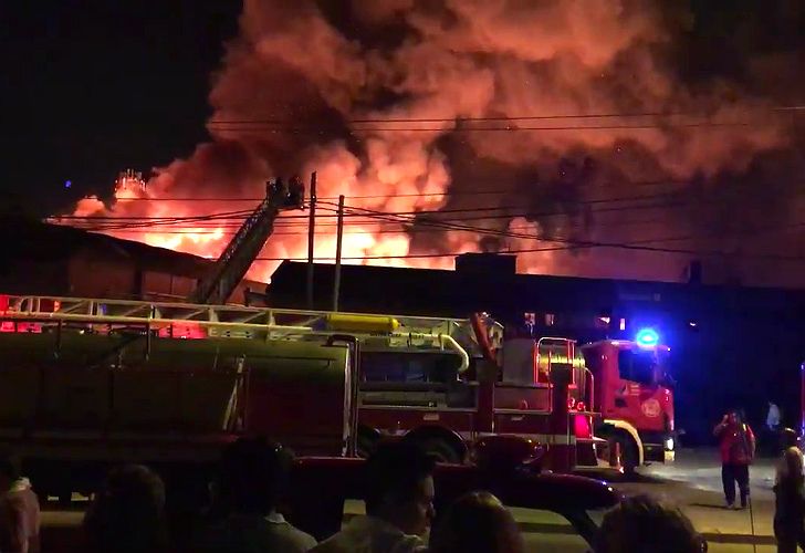 Voraz incendio en fábrica de Don Torcuato.