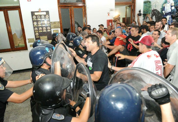 Vecinos de Flores ingresaron a la fuerza en la comisaría 38. 