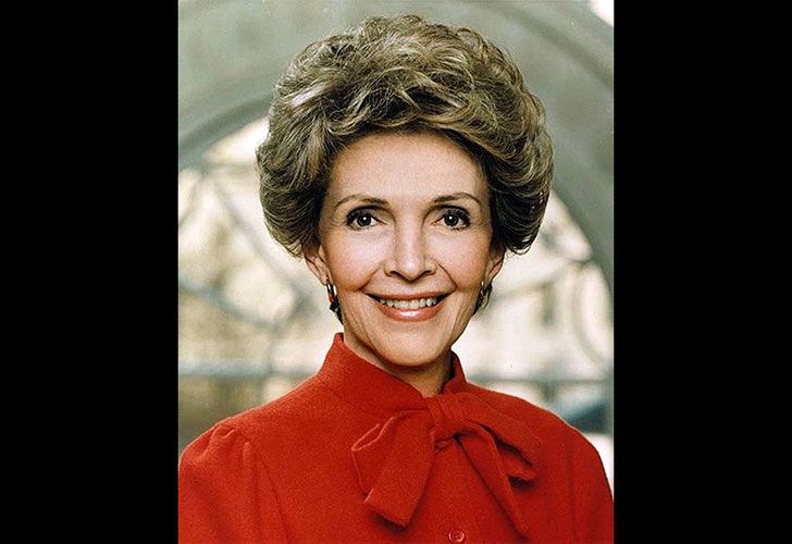 Nancy Reagan. Nacida el 6 de julio de 1921, Flushing, Nueva York, y fallecida el 6 de marzo de 2016 en Los Ángeles. Esposa de Ronald Reagan, 40º presidente de los Estados Unidos, y por tanto primera dama entre 1981 y 1989, y actriz.