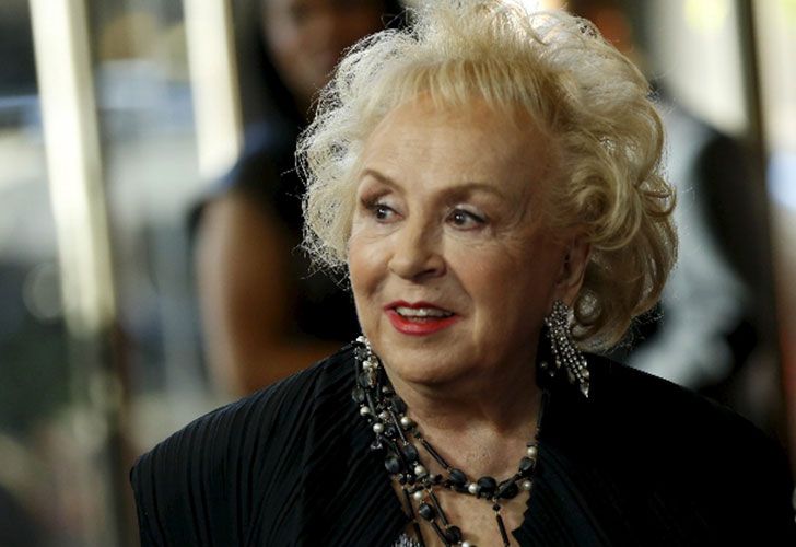 Doris Roberts. Nacida el 4 de noviembre de 1925, St. Luis, Misuri, Estados Unidos, y fallecida el 17 de abril de 2016 en Los Ángeles. Actriz estadounidense en cine, teatro y televisión, conocida por interpretar el papel de Marie Barone en ‘Everybody Loves Raymond’.