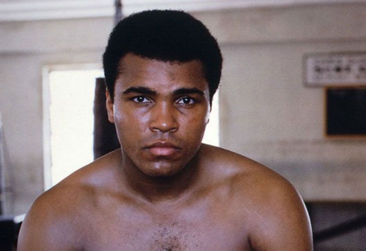 Muhammad Ali. Nacido el 7 de enero de 1942 en Louisville, Estados Unidos, y fallecido el 3 de junio de 2016 en Phoenix, Estados Unidos. Nacido Cassius Marcellus Clay, Jr. fue un boxeador estadounidense, considerado el mejor de todos los tiempos.