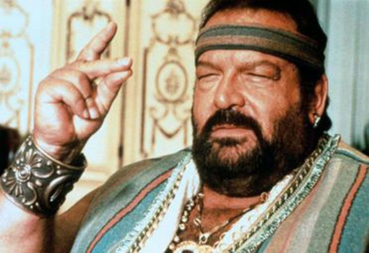 Bud Spencer, de nombre real Carlo Pedersoli. Nacido el 31 de octubre de 1929 en Borgo Santa Lucia, Nápoles, y fallecido el 27 de junio de 2016 en Roma. Actor, guionista, productor cinematográfico, cantante y compositor italiano. Fue también campeón de natación y participó en tres Juegos Olímpicos. 