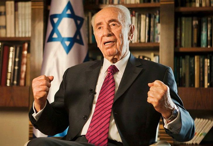 Shimon Peres. Nacido el 2 de agosto de 1923 en Vishnyeva, Bielorrusia, y fallecido el 28 de septiembre de 2016 en Ramat Gan, Israel. Político, parlamentario, estadista, escritor y poeta israelí, dos veces Primer ministro de Israel y presidente del Estado de Israel desde 2007 hasta 2014.