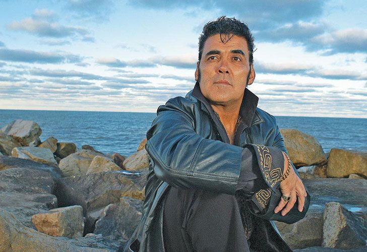 Ernesto Gauna, apodado Pocho La Pantera. Nacido el 29 de noviembre de 1950 en Buenos Aires y fallecido el 1 de noviembre de 2016, ibídem. Cantante de cumbia argentino, autor de éxitos dentro del género como El hijo de Cuca, Me dicen la pantera y El paso de la fiesta. 