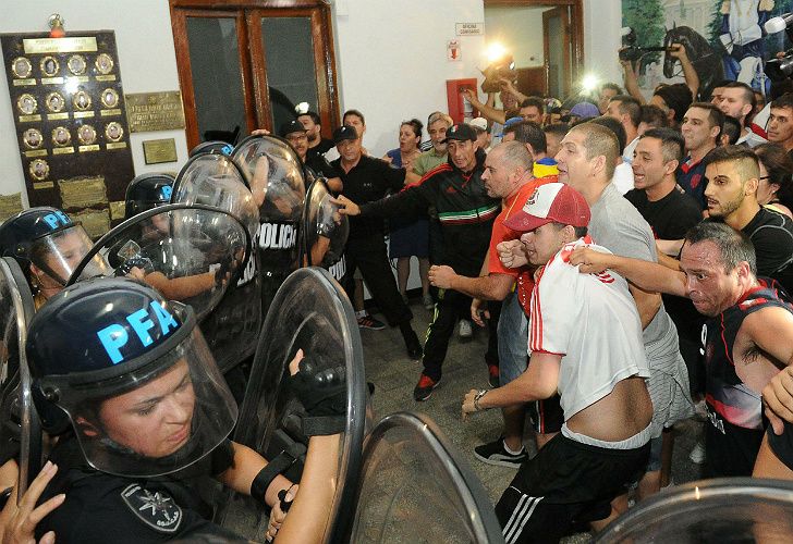 Incidentes en la comisaría 38 de Flores, tras la muerte de Brian.