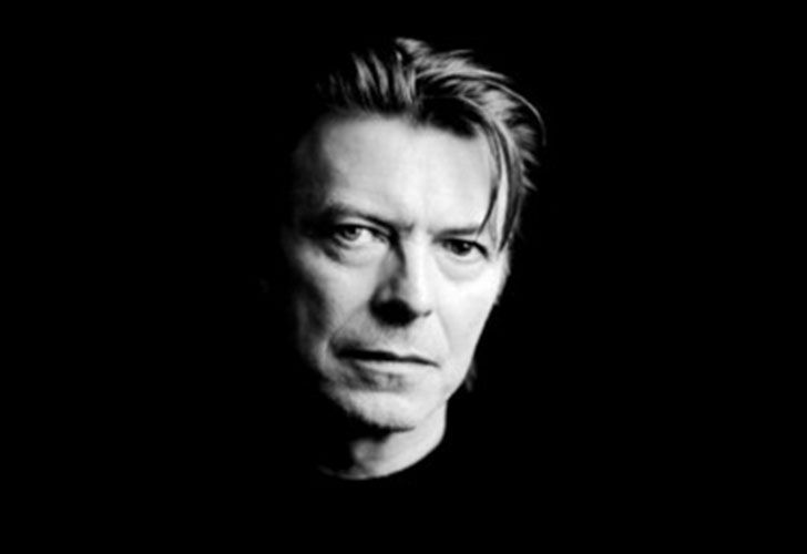 David Bowie. Nacido el 8 de enero de 1947 en Brixton, Inglaterra, y fallecido el 10 de enero de 2016 en Nueva York. Músico y compositor, quien ejerció a su vez de actor, productor discográfico y arreglista.