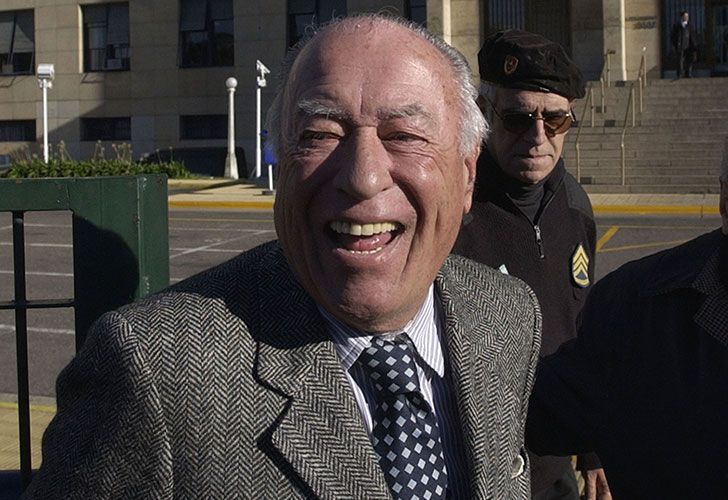 Oscar Camilión. Nacido el 6 de enero de 1930 en Buenos Aires y fallecido el 12 de febrero de 2016, ibídem. Abogado y diplomático argentino que se desempeñó como Ministro de Relaciones Exteriores durante el Proceso de Reorganización Nacional y como Ministro de Defensa durante la presidencia de Carlos Menem. Exministro de Defensa. También fue jefe de Redacción de Clarín.