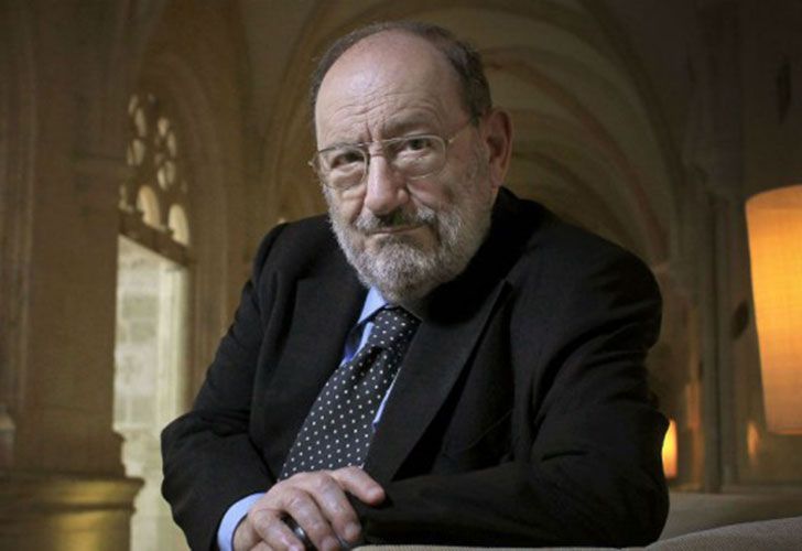 Umberto Eco. Nacido el 5 de enero de 1932 en Alessandria, Italia, y fallecido el 19 de febrero de 2016 en Milán. Escritor y filósofo italiano, experto en semiótica, célebre sobre todo por su novela El nombre de la rosa. 