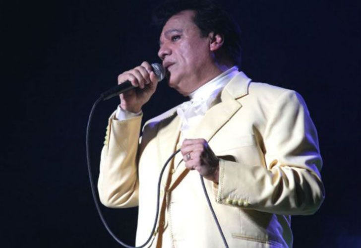 Juan Gabriel, de nombre real Alberto Aguilera Valadez. Nacido el 7 de enero de 1950 en Parácuaro, Michoacán, y fallecido el 28 de agosto de 2016 en Santa Mónica, California, Estados Unidos. Cantautor, actor, compositor, intérprete, músico, productor discográfico y filántropo mexicano, conocido también con el apodo de “el divo de Juárez”. 